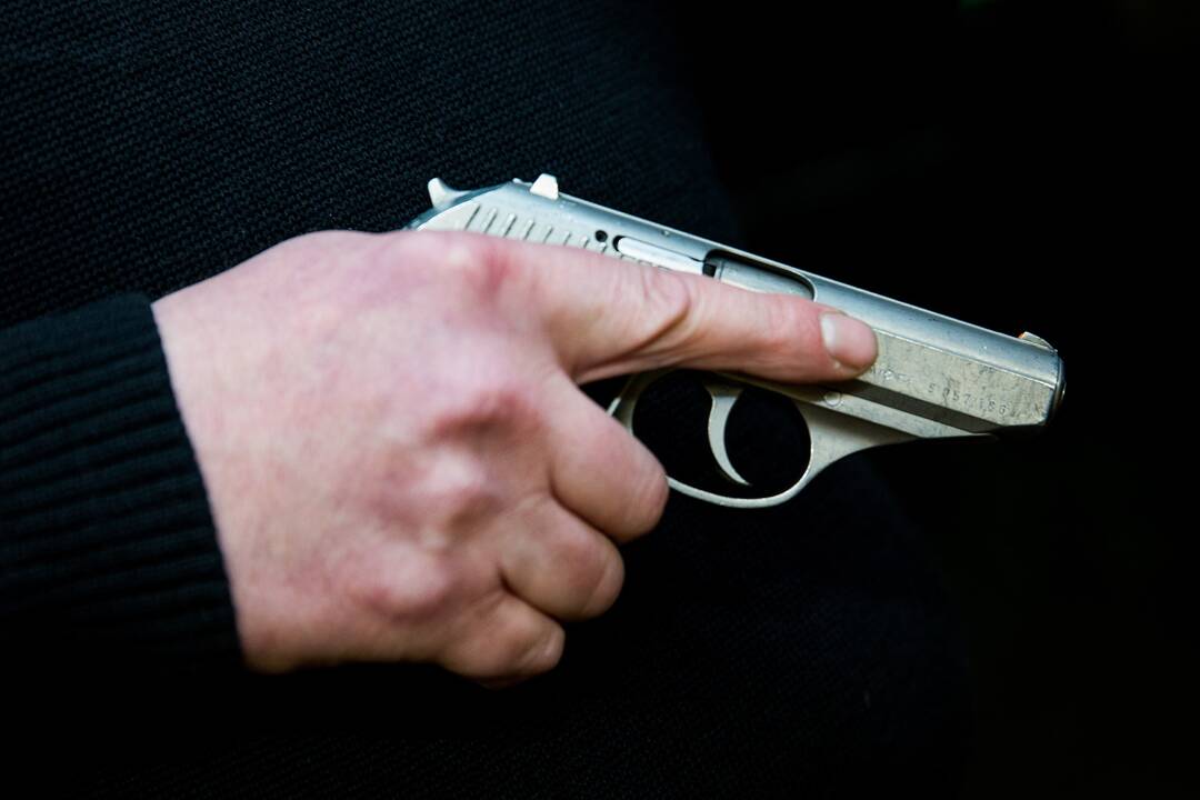 Vilniuje – bauginantis vaizdas iš balkono: girtas vyras vaikams grasino ginklu
