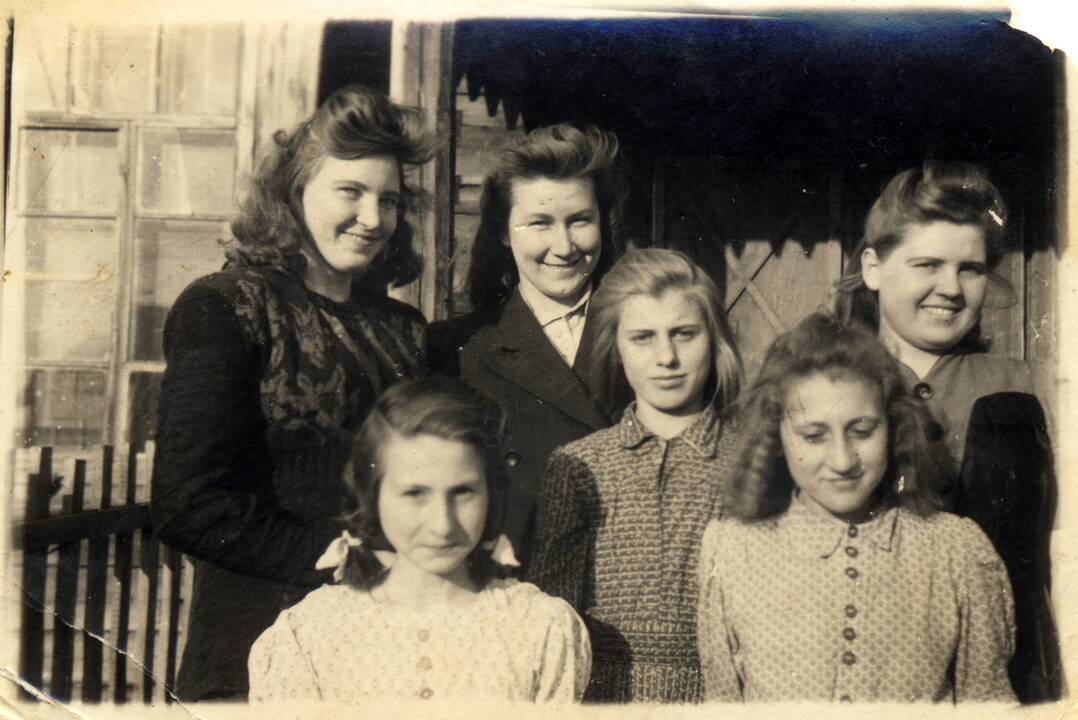 Būdas: nuo ma­žu­mės verž­li ir kant­ri L. G. Bal­čie­nė nuo­šir­džiai džiau­gia­si gy­ve­ni­mu Lie­tu­vo­je.