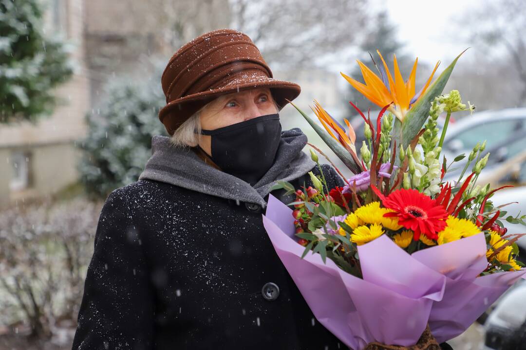 Veikli: J.Dombauskienė rašo dienoraštį, kuria eiles, sveikinimus, kasdien su dukra apeina po didžiausią ratą.