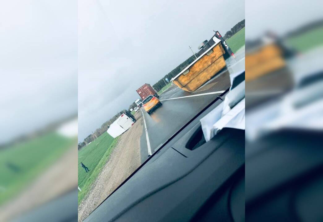 Nuo stipraus vėjo gūsio apvirto autobusiukas, vežęs baseiną