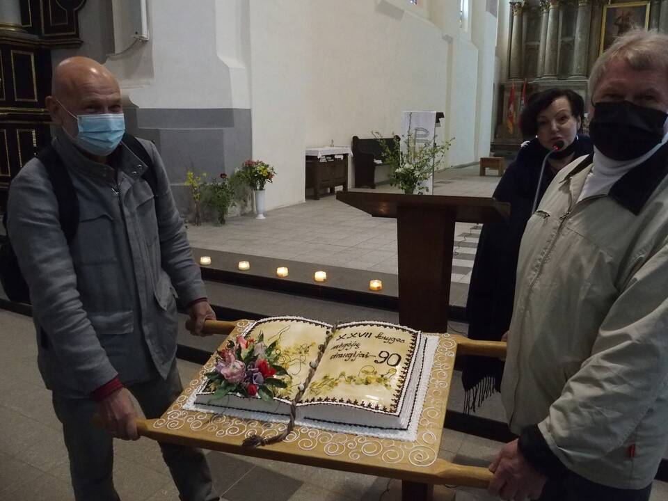 Įvertinimas: Kauno mero apdovanojimas D.Poškienei – iš K.Ignatavičiaus rankų.