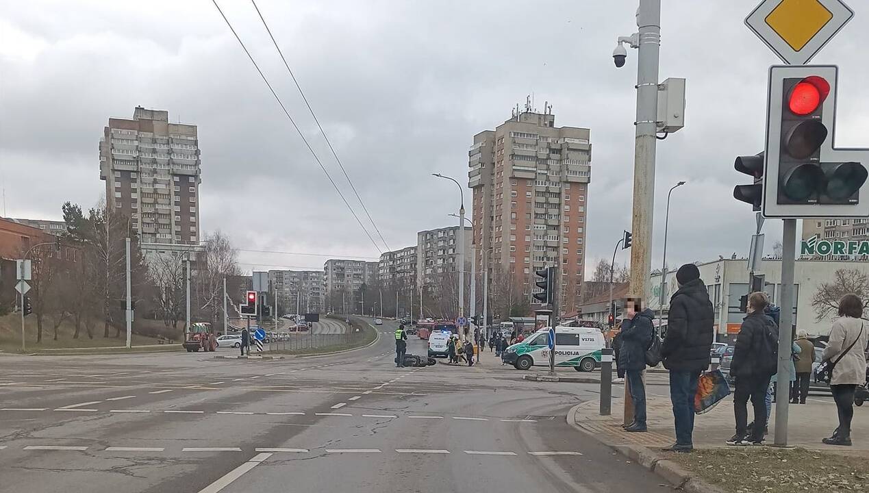 Nelaimė Vilniuje: į medikų rankas be sąmonės perduotas motociklininkas