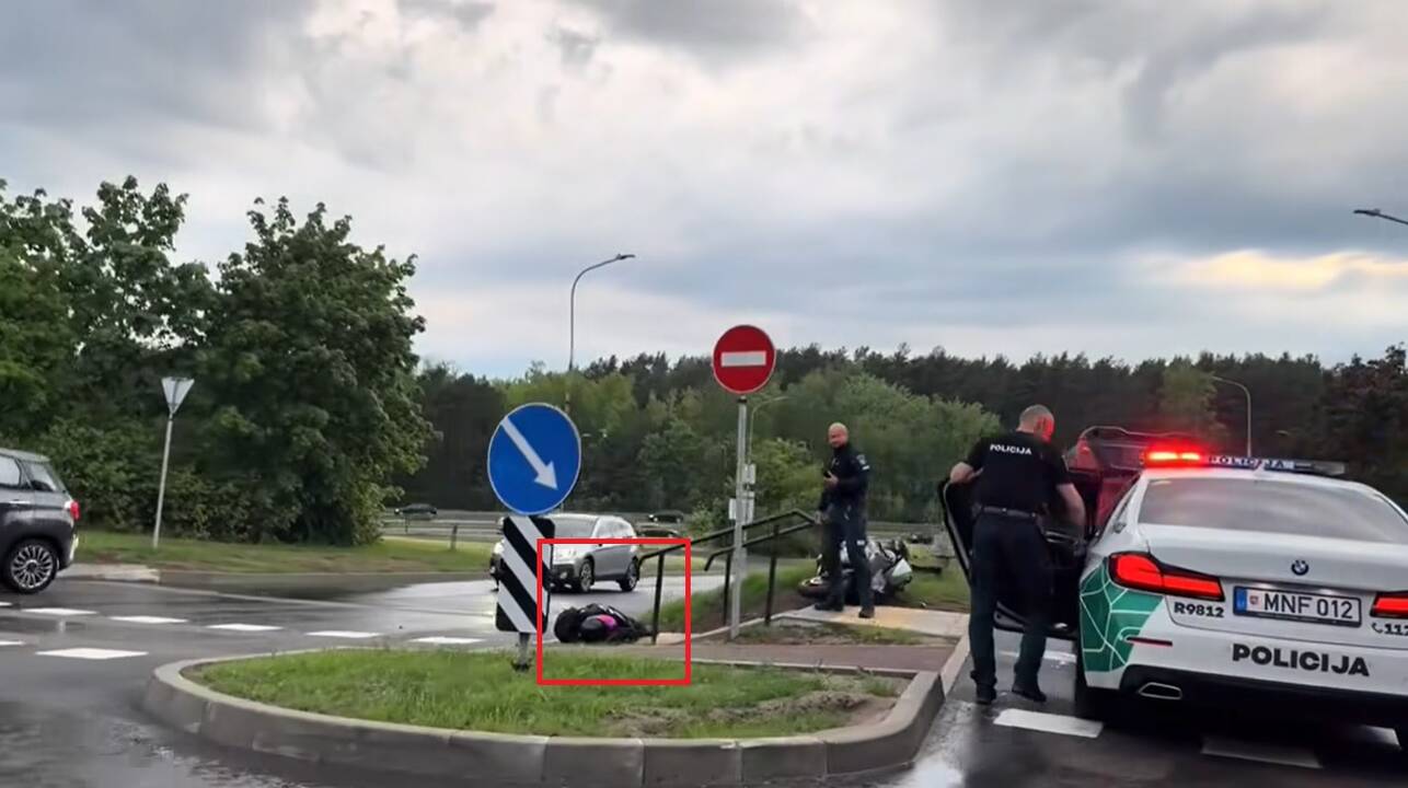 Kaip filme: policijai nestojęs ir kelyje kritęs motociklininkas gulėjo lyg negyvas