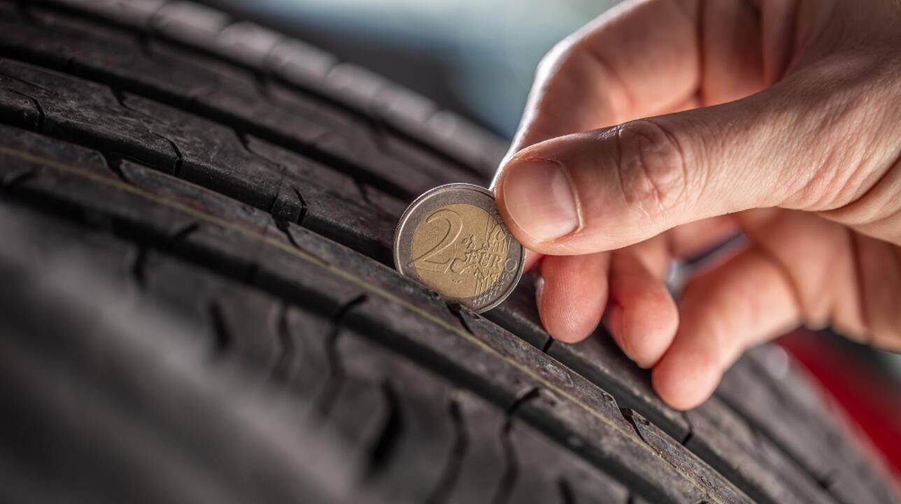 Virš įmonės vadovo – juodas debesis: kaltinamas mažinęs padangų kainas, kad nuslėptų mokesčius