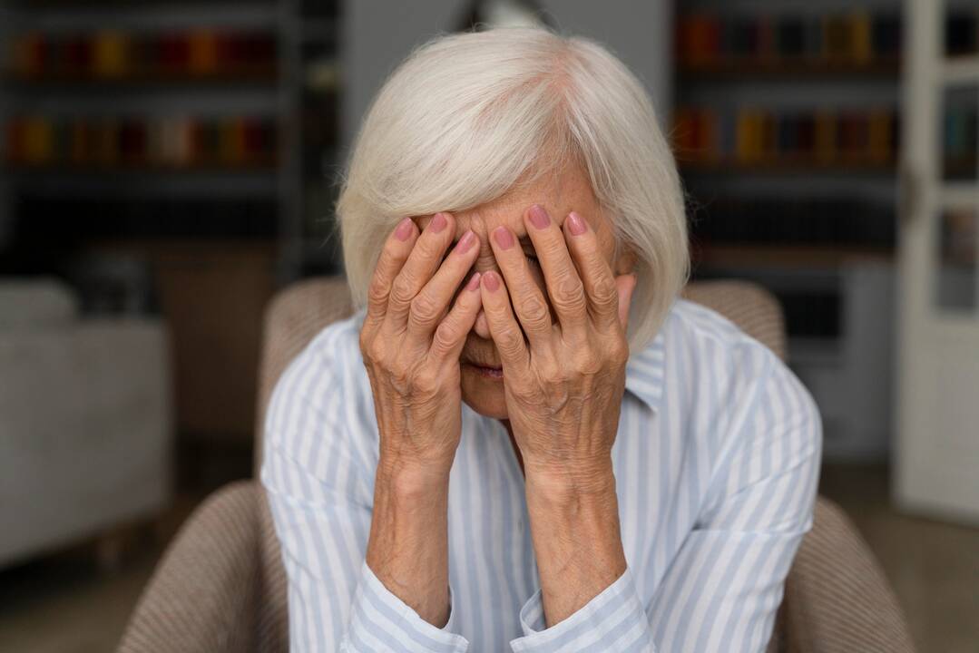 Į namą įsibrovęs kaukėtas plėšikas sumušė senolę ir pagrobė 30 eurų