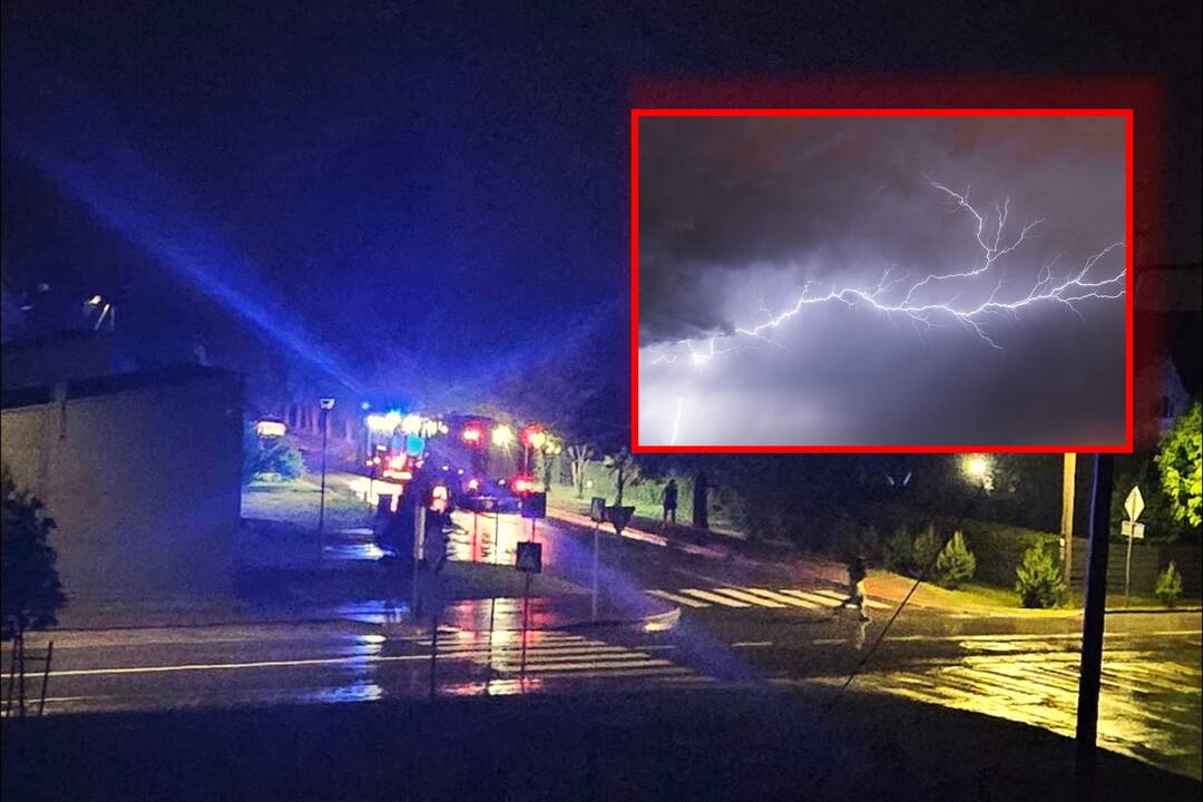 Po žaibo smūgio užsiliepsnojo namo stogas