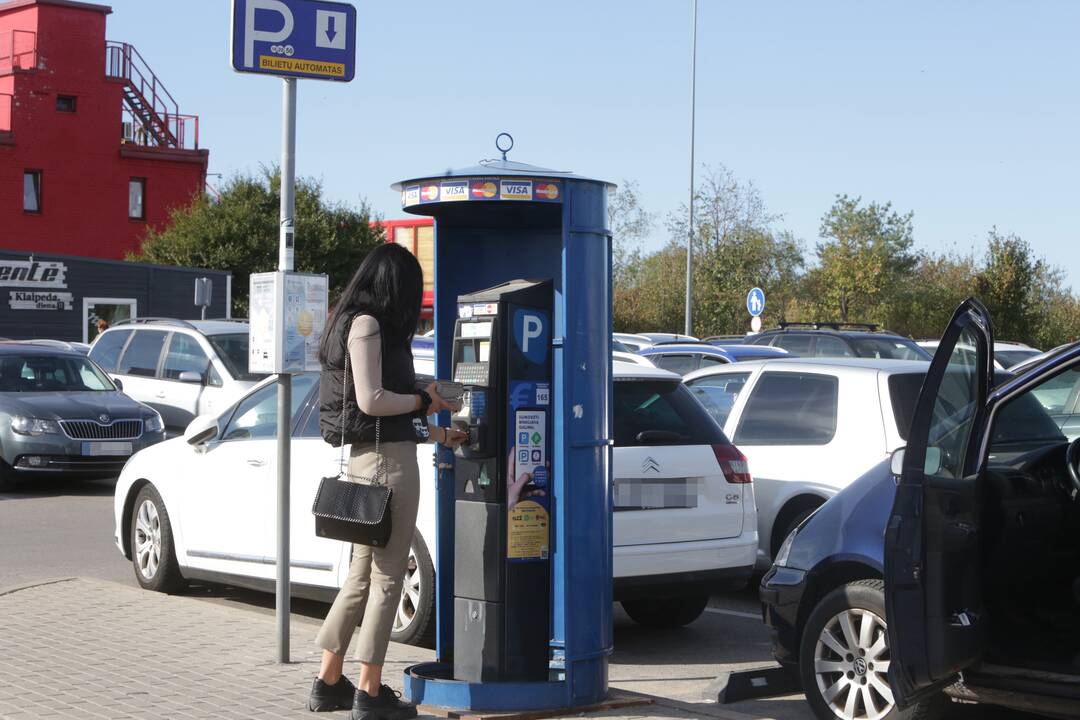 Pokyčiai: atvykusiems prie jūros nuo rytojaus teks susimokėti už automobilio stovą.
