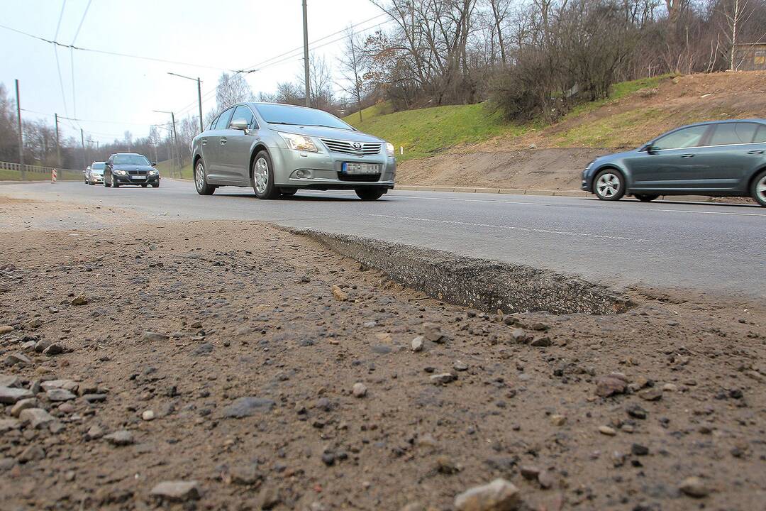 Netvarkomas pavojingas gatvės ruožas Petrašiūnuose