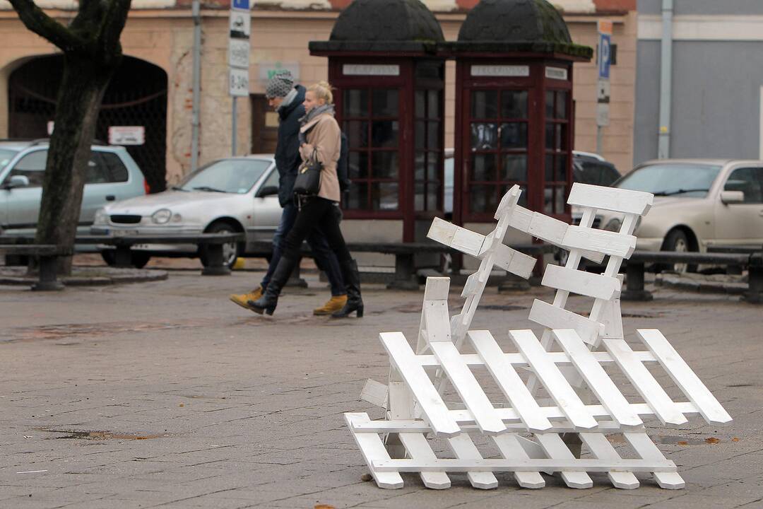 Rotušės aikštėje nupuošiama Kauno Kalėdų eglė.
