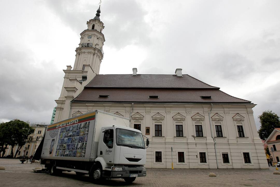 Mobili J. Meko kino galerija iki rugsėjo 11-osios apsistojo Kauno Rotušės aikštėje.