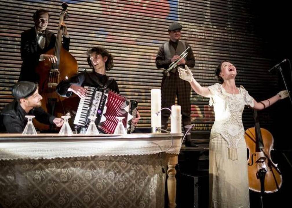 Čekijos trupė „Damuza“ su muzikantų grupe „Fekete Seretlek“ Klaipėdoje parodys spektaklį-kabaretą „Kar“ L.Tolstojaus romano „Ana Karenina“ motyvais.