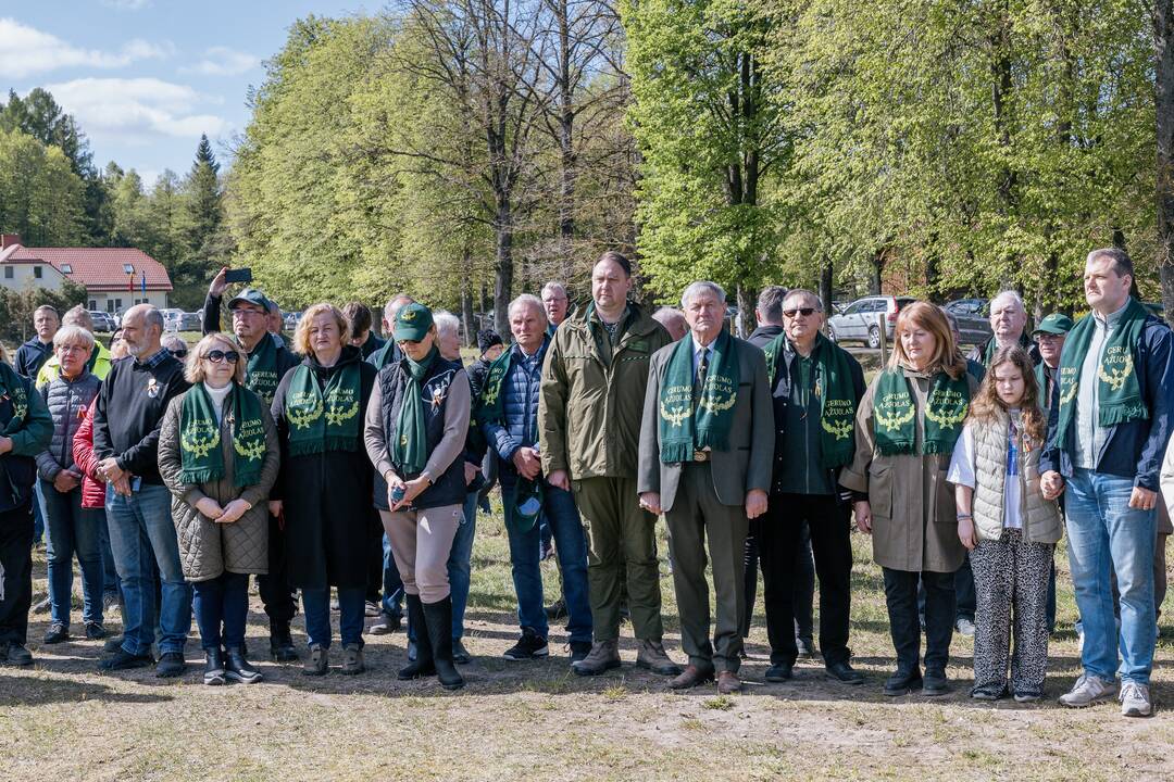 Ukrainos karo aukų atminimo ąžuolyne - dar daugiau ąžuolų