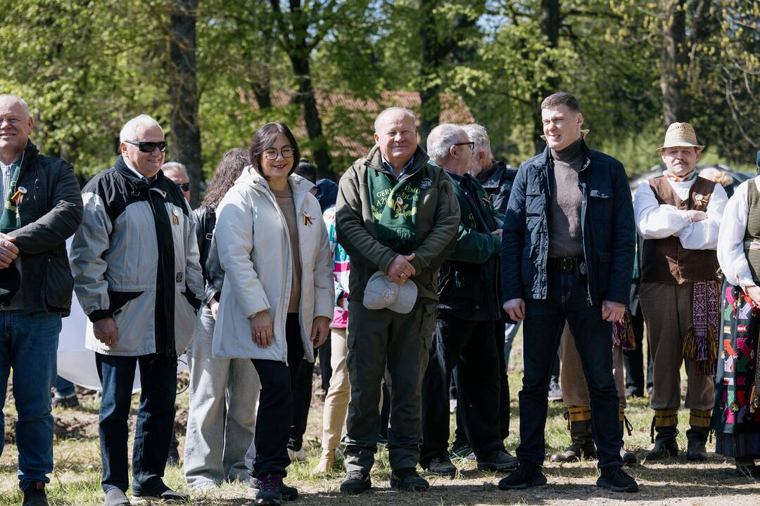 Ukrainos karo aukų atminimo ąžuolyne - dar daugiau ąžuolų
