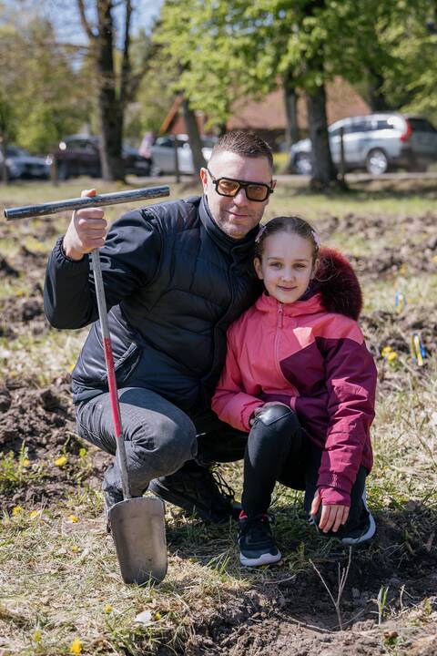 Ukrainos karo aukų atminimo ąžuolyne - dar daugiau ąžuolų