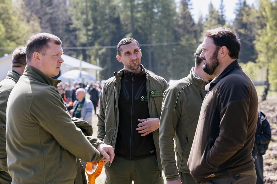 Ukrainos karo aukų atminimo ąžuolyne - dar daugiau ąžuolų