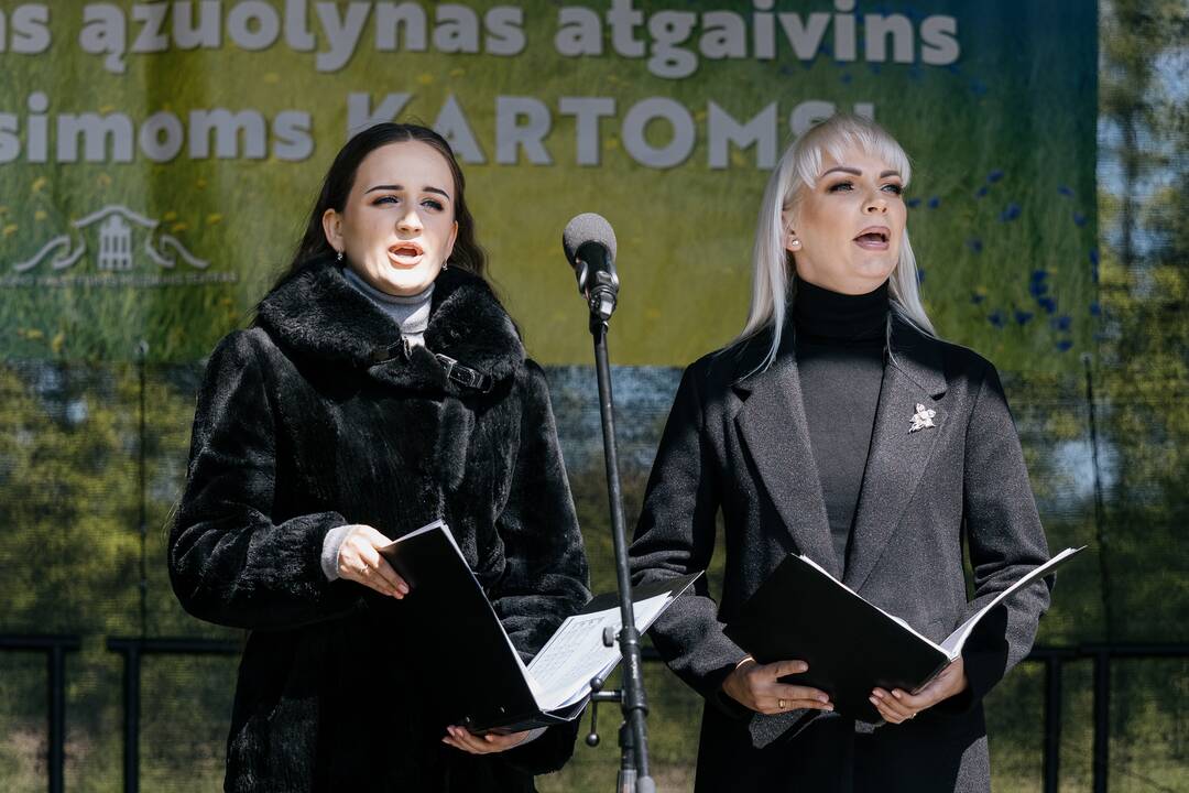 Ukrainos karo aukų atminimo ąžuolyne - dar daugiau ąžuolų
