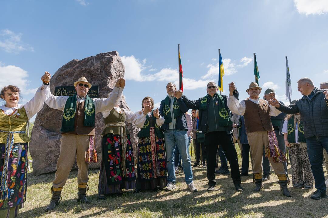 Ukrainos karo aukų atminimo ąžuolyne - dar daugiau ąžuolų