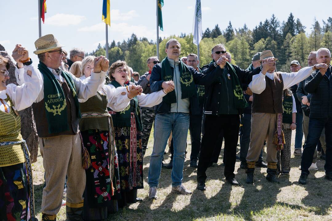 Ukrainos karo aukų atminimo ąžuolyne - dar daugiau ąžuolų