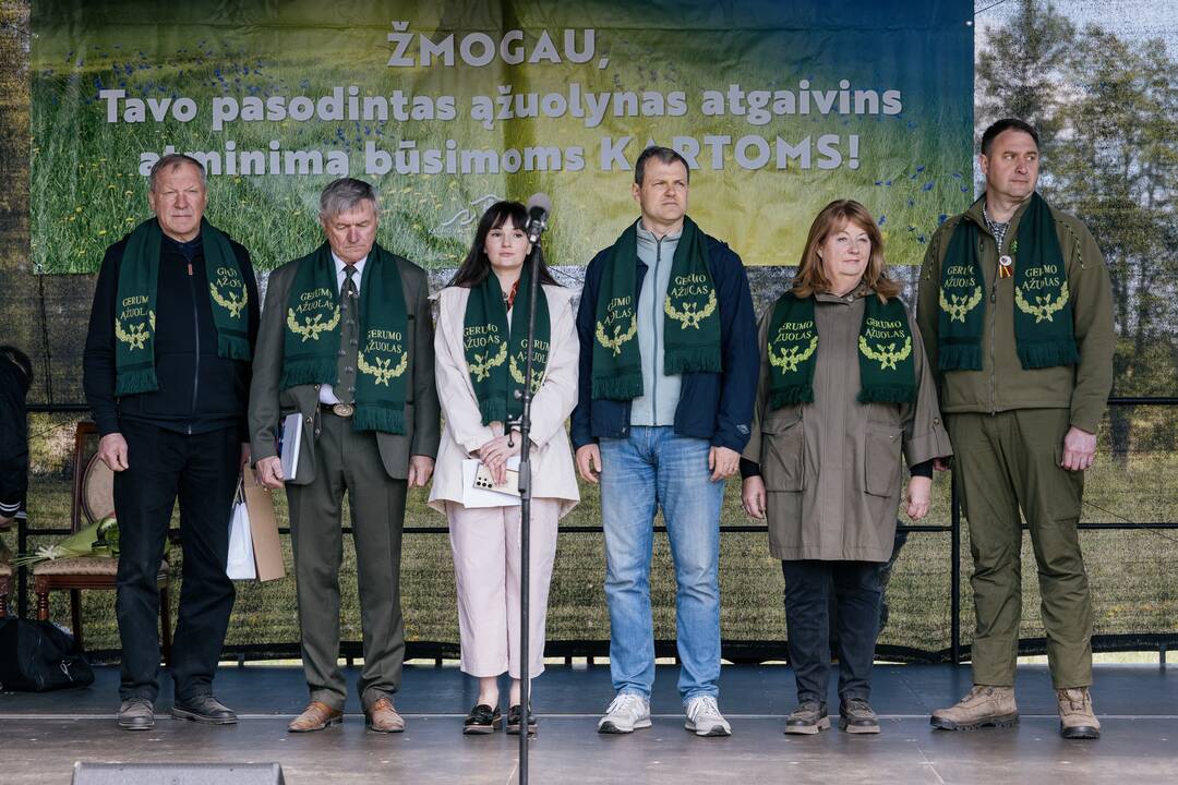 Ukrainos karo aukų atminimo ąžuolyne - dar daugiau ąžuolų