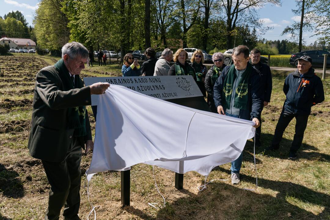 Ukrainos karo aukų atminimo ąžuolyne - dar daugiau ąžuolų