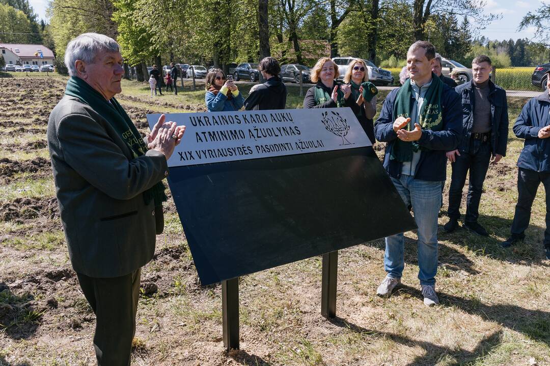 Ukrainos karo aukų atminimo ąžuolyne - dar daugiau ąžuolų