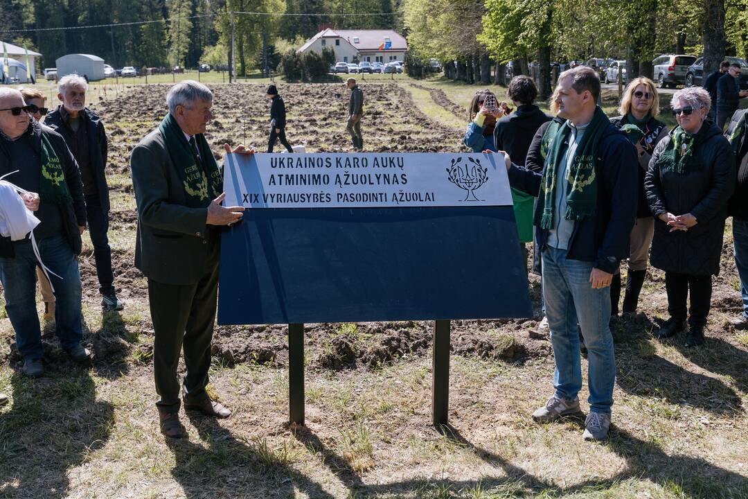 Ukrainos karo aukų atminimo ąžuolyne - dar daugiau ąžuolų
