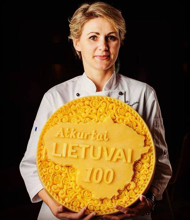 Valstybės atkūrimo 100-mečiui lietuvišką 17 kg sūrį V.Brūzgienė papuošė valstybės simboliu.