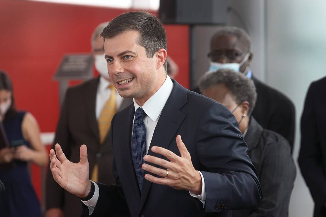 Pete'as Buttigiegas (dešinėje) su vyru Chastenu