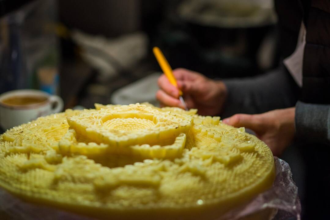 Valstybės atkūrimo 100-mečiui lietuvišką 17 kg sūrį V.Brūzgienė papuošė valstybės simboliu.