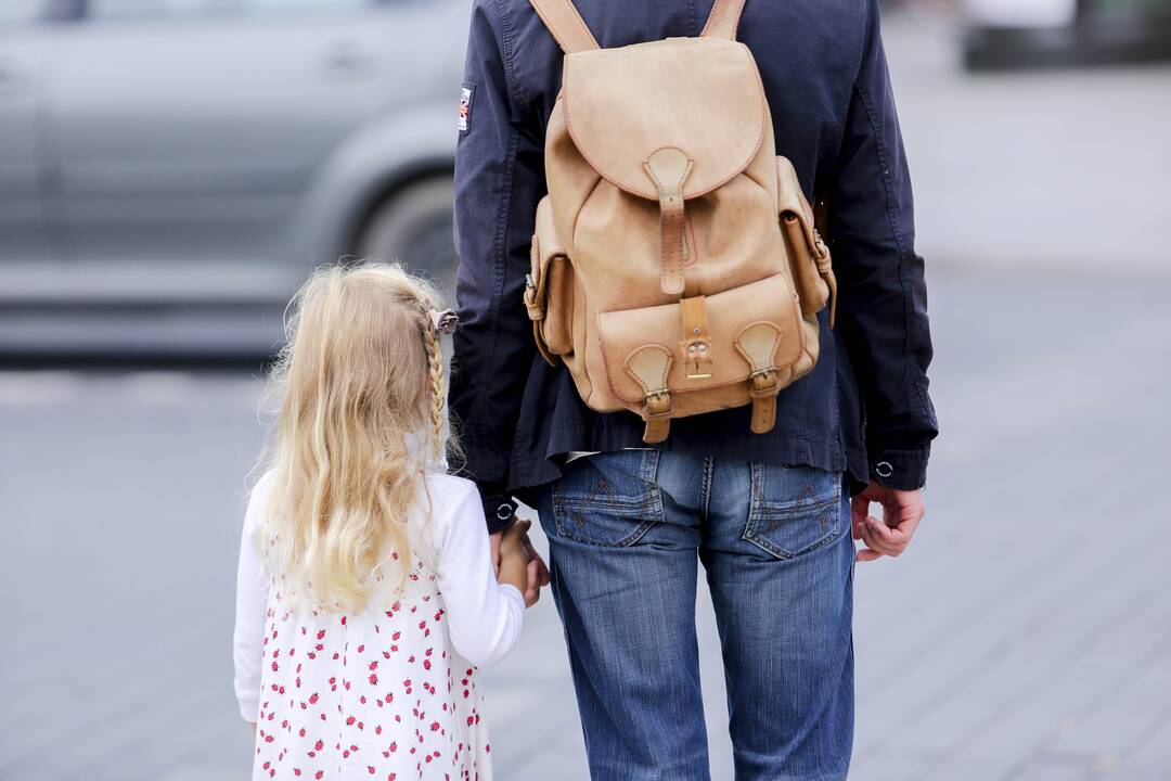 Vyriausybė pritaria siūlymui tėvadienius suteikti tiems, kas augina vaiką iki 14 metų