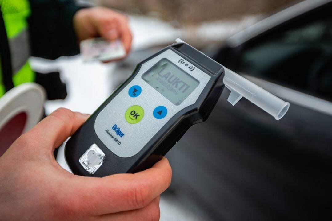 Beteisė vairuotoja pareigūnams prisipažino vartojusi alkoholio