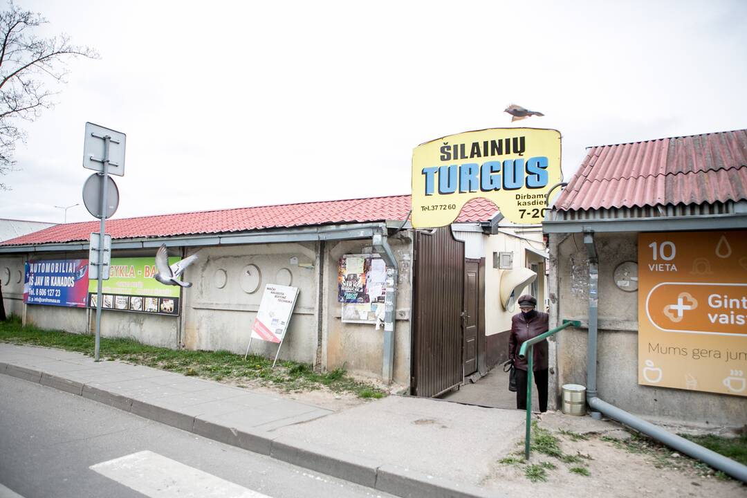 Pasipiktino: Šilainių turgaus prekiautoja skundėsi, kad dėl karantino dirbti negalėjo, tačiau iš jų reikalaujama susimokėti mokesčius.