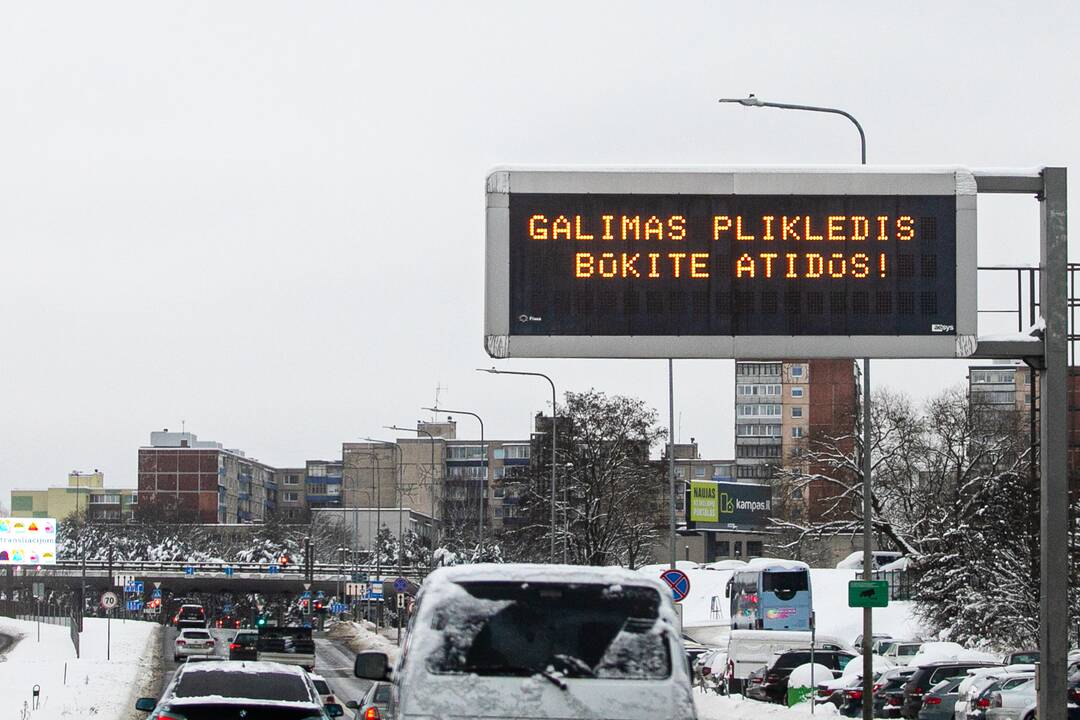Eismo sąlygas sunkina plikledis