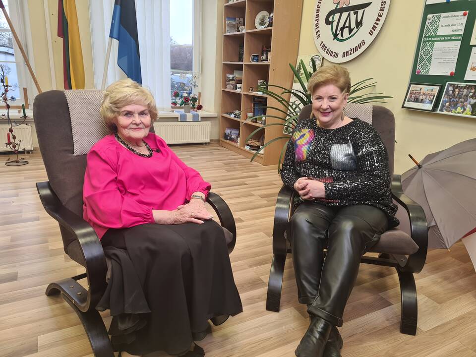 Ona Sakalauskienė (dešinėje)