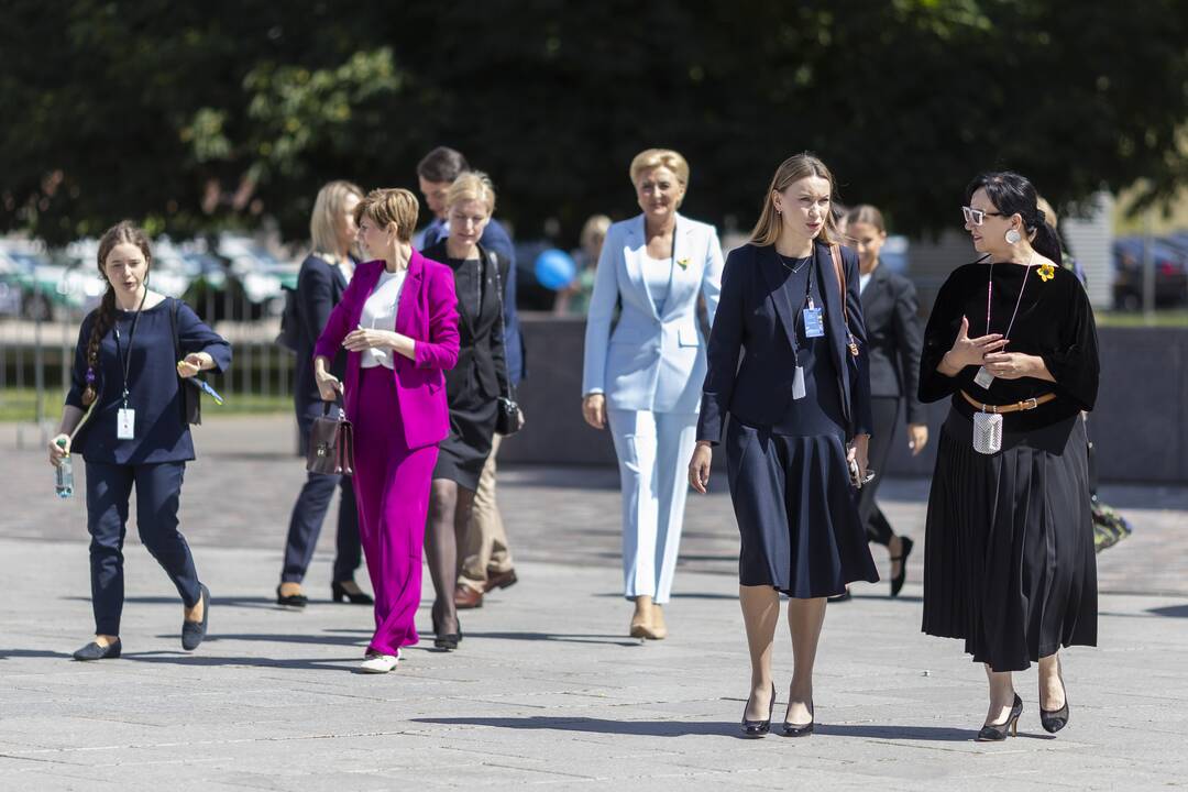 NATO šalių vadovų antrųjų pusių bendra nuotrauka