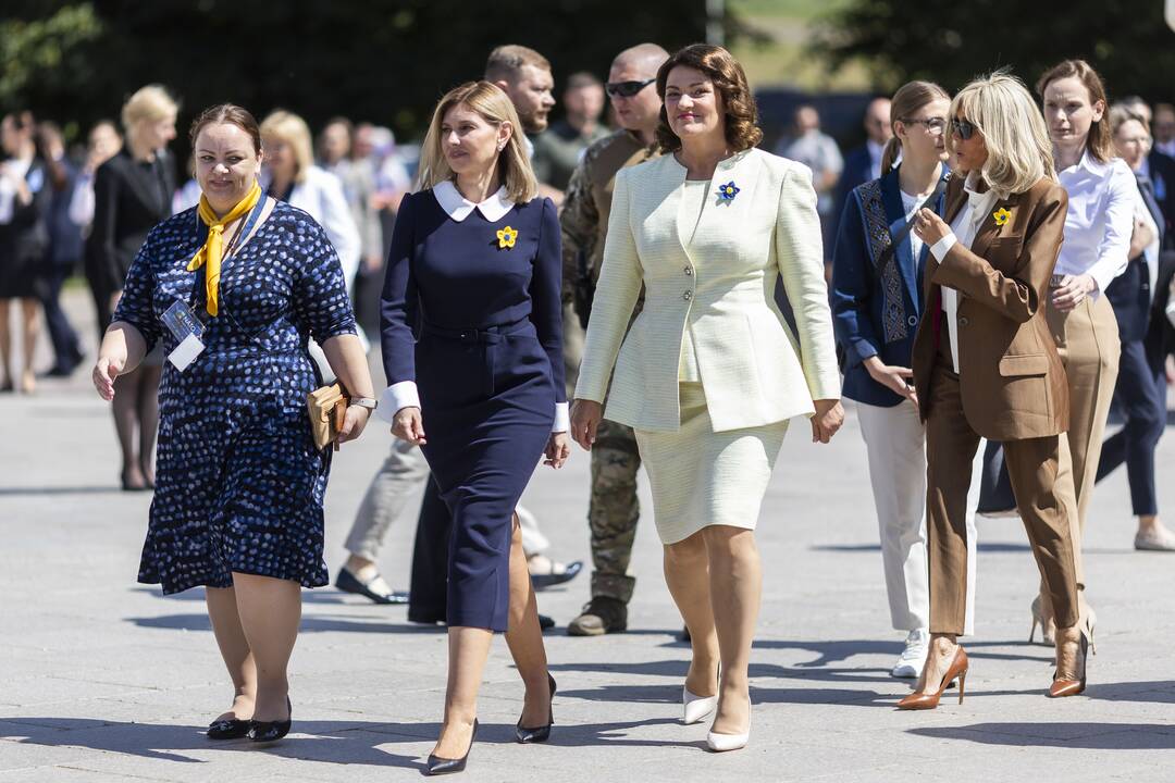 NATO šalių vadovų antrųjų pusių bendra nuotrauka