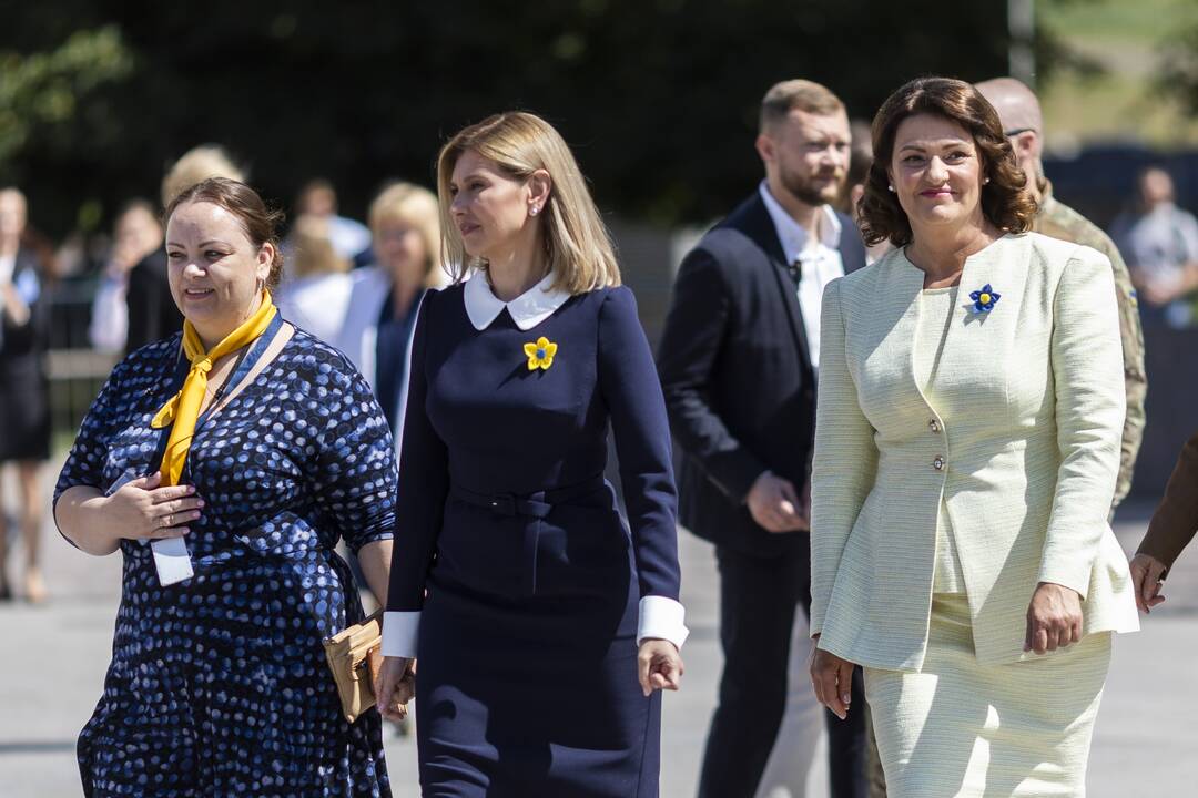 NATO šalių vadovų antrųjų pusių bendra nuotrauka