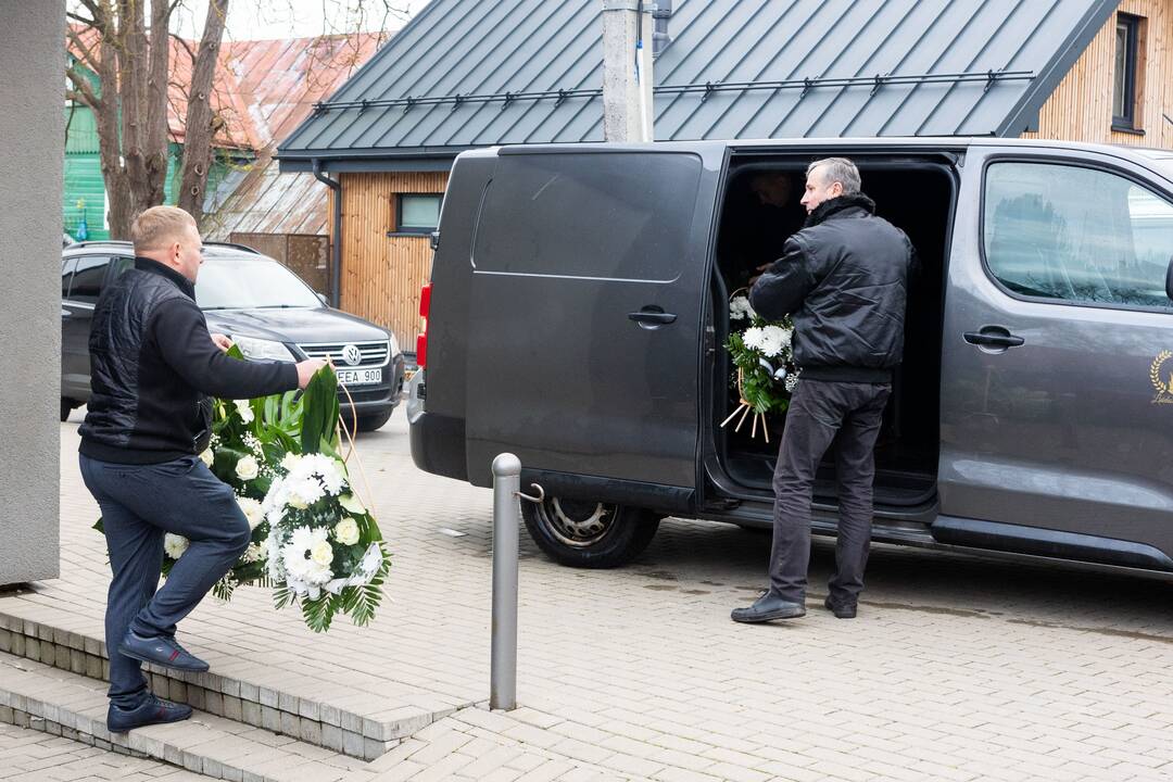Trakuose atsisveikinama su tragiškai žuvusiu policijos pareigūnu