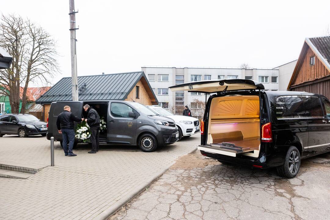 Trakuose atsisveikinama su tragiškai žuvusiu policijos pareigūnu