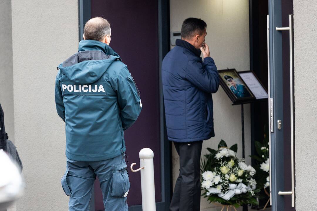Trakuose atsisveikinama su tragiškai žuvusiu policijos pareigūnu