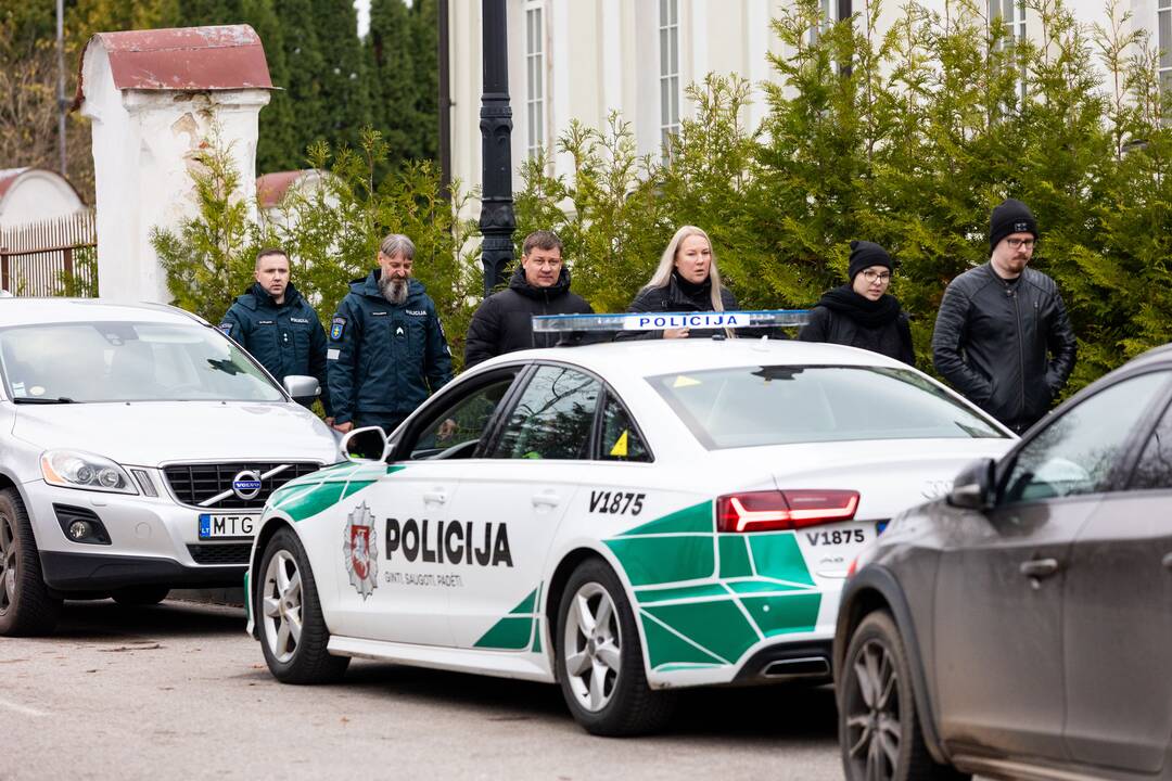 Trakuose atsisveikinama su tragiškai žuvusiu policijos pareigūnu