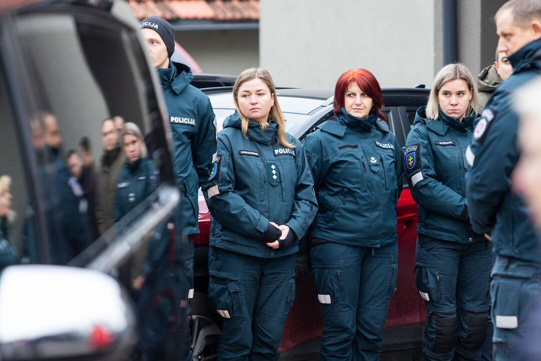 Trakuose atsisveikinama su tragiškai žuvusiu policijos pareigūnu