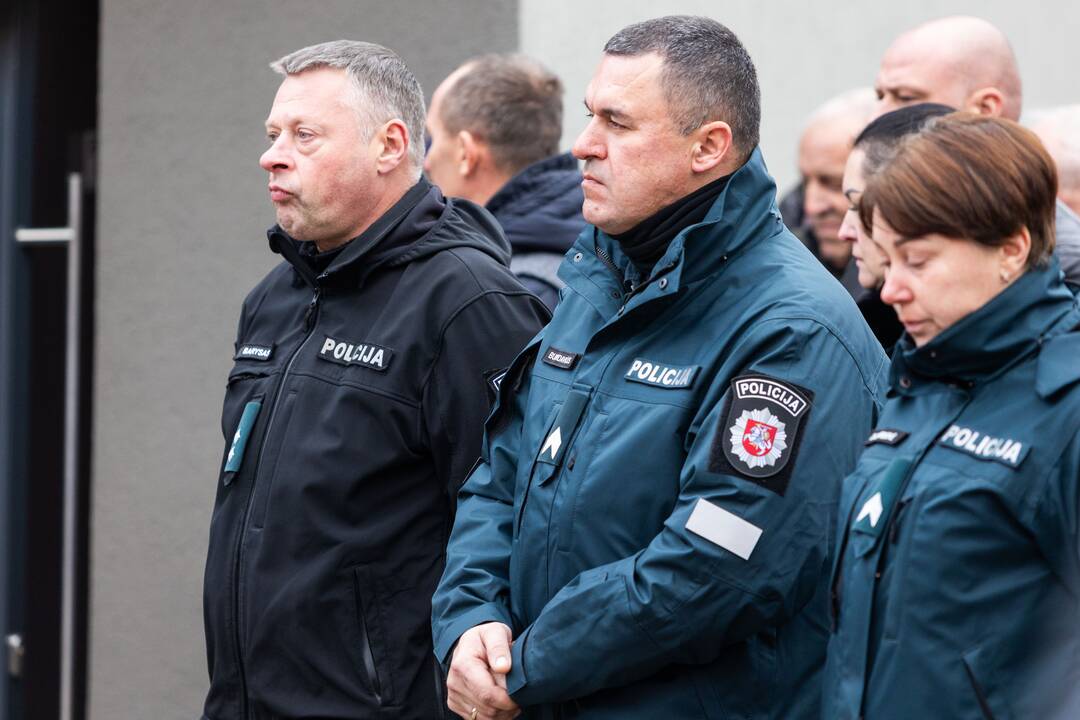 Trakuose atsisveikinama su tragiškai žuvusiu policijos pareigūnu