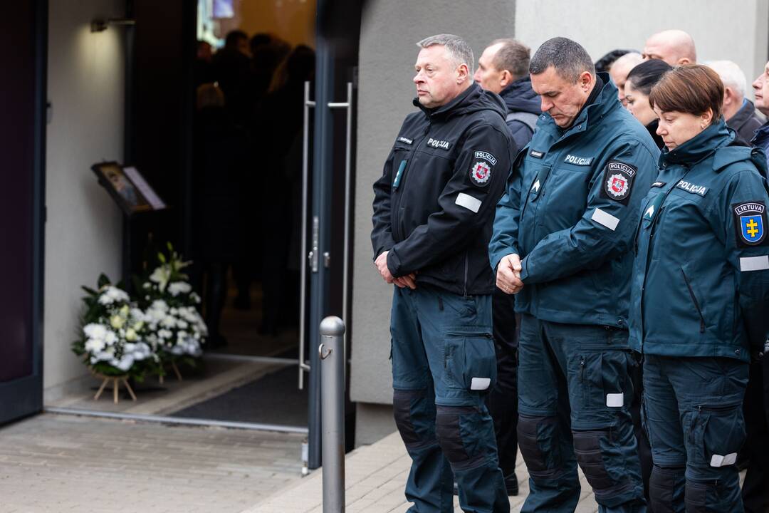Trakuose atsisveikinama su tragiškai žuvusiu policijos pareigūnu