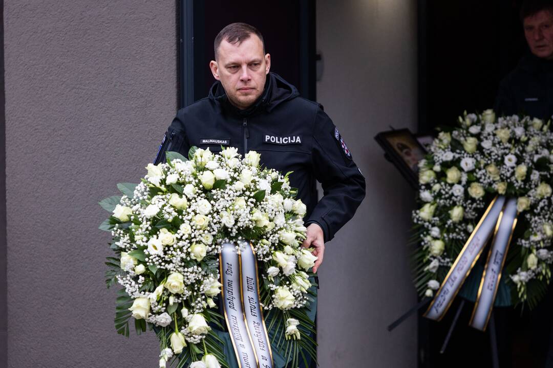 Trakuose atsisveikinama su tragiškai žuvusiu policijos pareigūnu