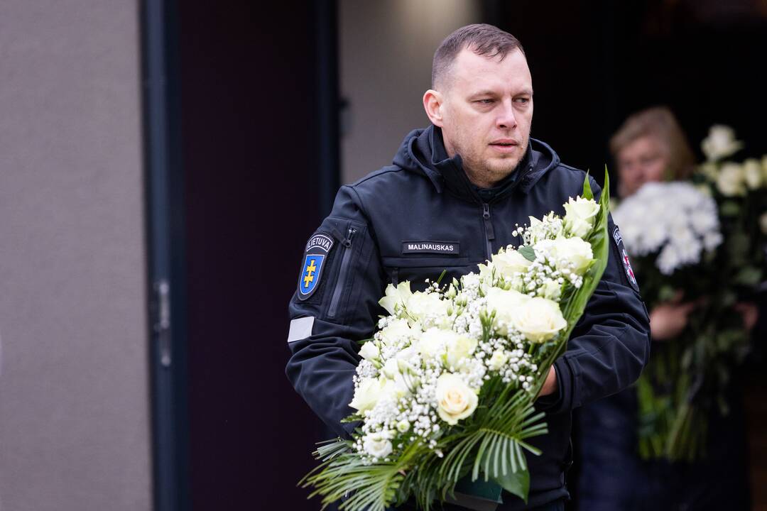 Trakuose atsisveikinama su tragiškai žuvusiu policijos pareigūnu