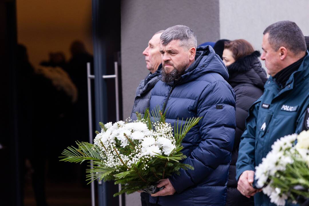 Trakuose atsisveikinama su tragiškai žuvusiu policijos pareigūnu