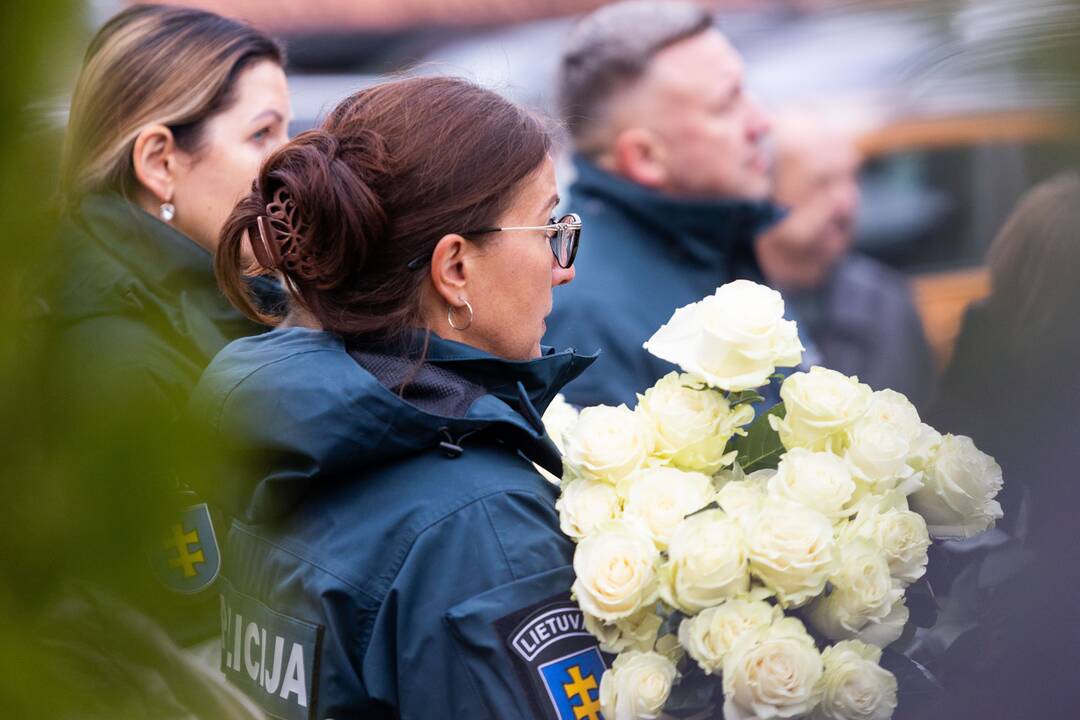 Trakuose atsisveikinama su tragiškai žuvusiu policijos pareigūnu
