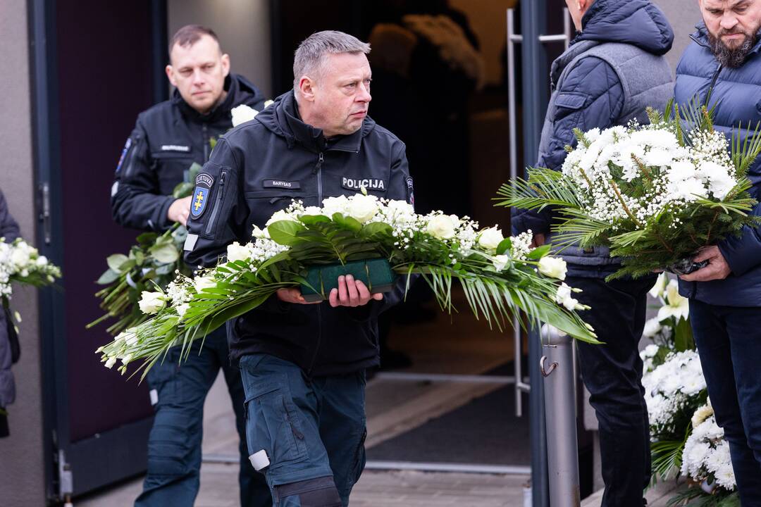 Trakuose atsisveikinama su tragiškai žuvusiu policijos pareigūnu