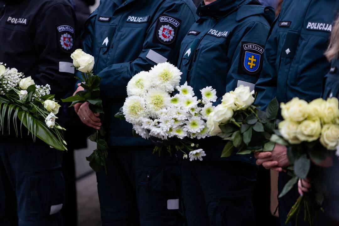 Trakuose atsisveikinama su tragiškai žuvusiu policijos pareigūnu